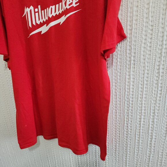 Milwaukee Men's Crewneck Graphic Tee in Red Size XXL - Picture 7 of 10
